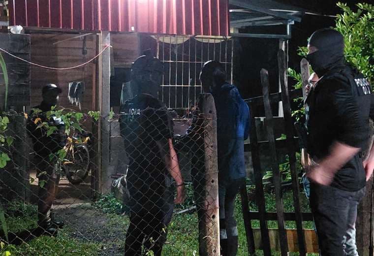 Caen tres sospechosos tras operativos antidrogas en barrios de Siquirres