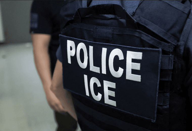 Juez ordena liberar a una familia migrante detenida por diez meses en EE. UU.