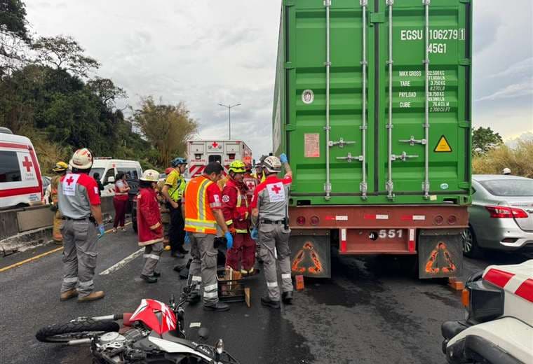Motociclista muere atropellado por tráiler cerca del peaje de Escazú en Ruta 27