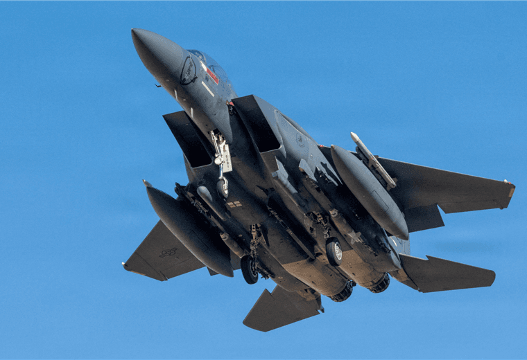 Medios de EE. UU. afirman que comandos penetraron profundamente en Irán para rescatar a aviador derribado