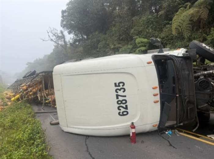 Vuelco de camión con cilindros de gas mantiene el paso cerrado en Interamericana Sur