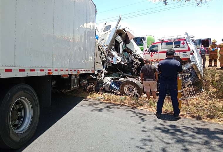 Aparatoso choque entre camiones y carro deja tres heridos graves en Guanacaste