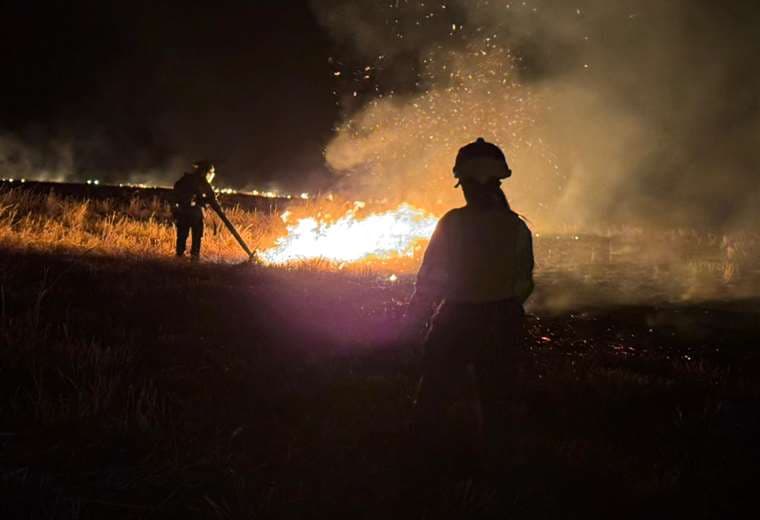 Incendio forestal amenaza con ingresar a Reserva Biológica en Guanacaste