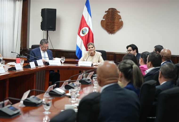 Gobierno analiza soluciones ante elevado endeudamiento del país