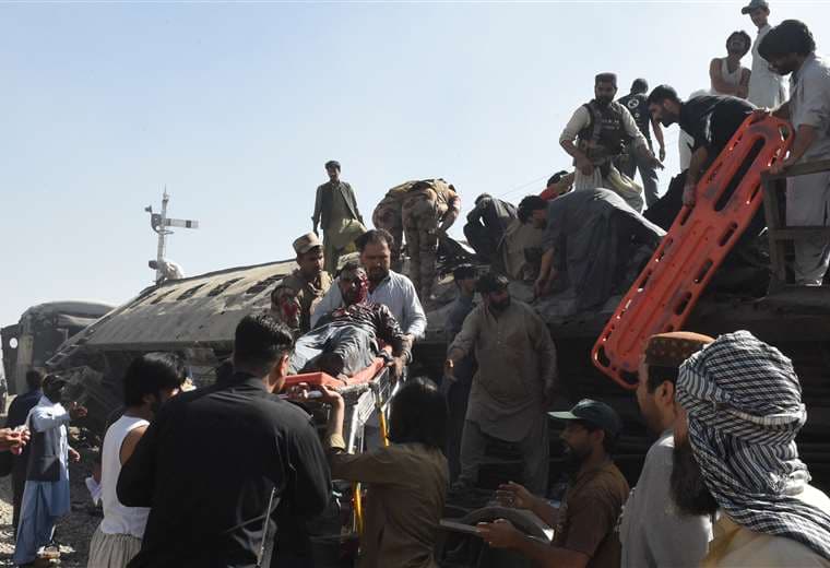 Más de 20 personas mueren en ataque con bomba contra tren en Pakistán
