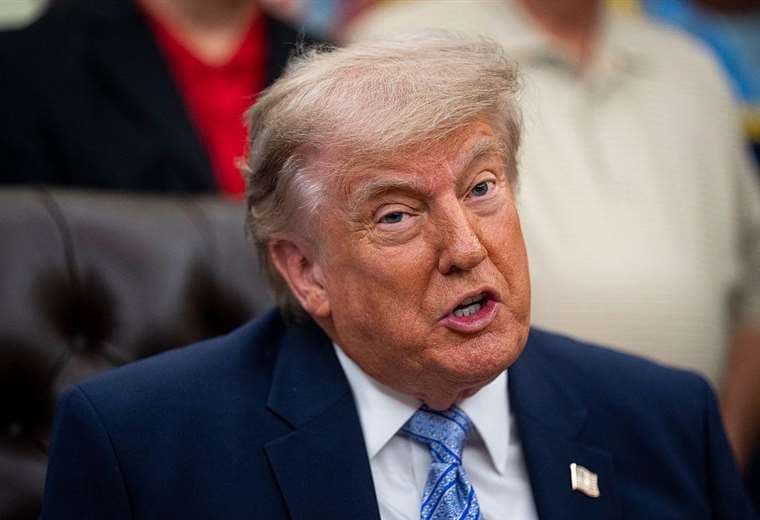 Trump anuncia un acuerdo "prácticamente negociado" con Irán que incluiría la apertura del estrecho de Ormuz