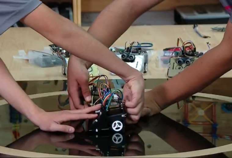 Estudiantes del Colegio Monterrey conquistan primer lugar nacional con robot autónomo