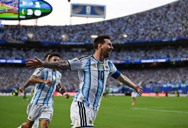 Messi dice que sintió "bronca" por el penal errado y que el camino al título "es largo"