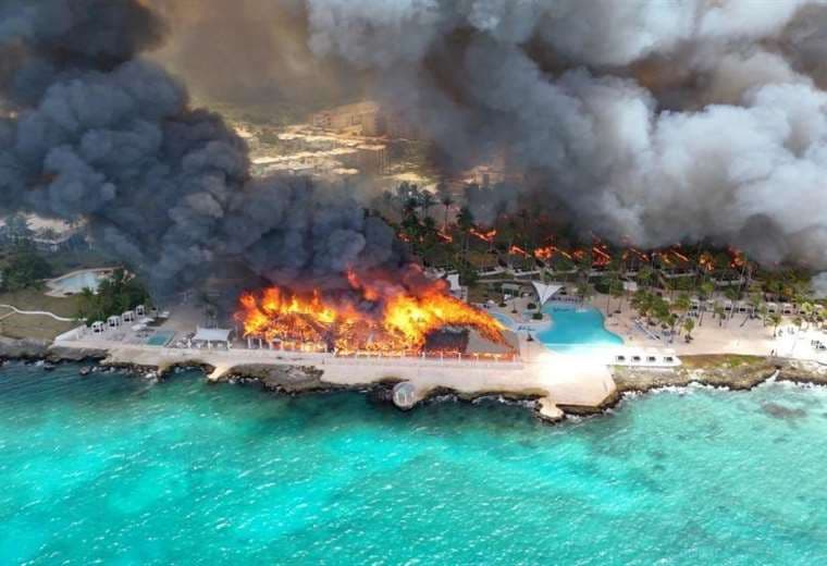 Muere una mujer y desalojan a 1.700 turistas en República Dominicana por un incendio voraz en un hotel de lujo