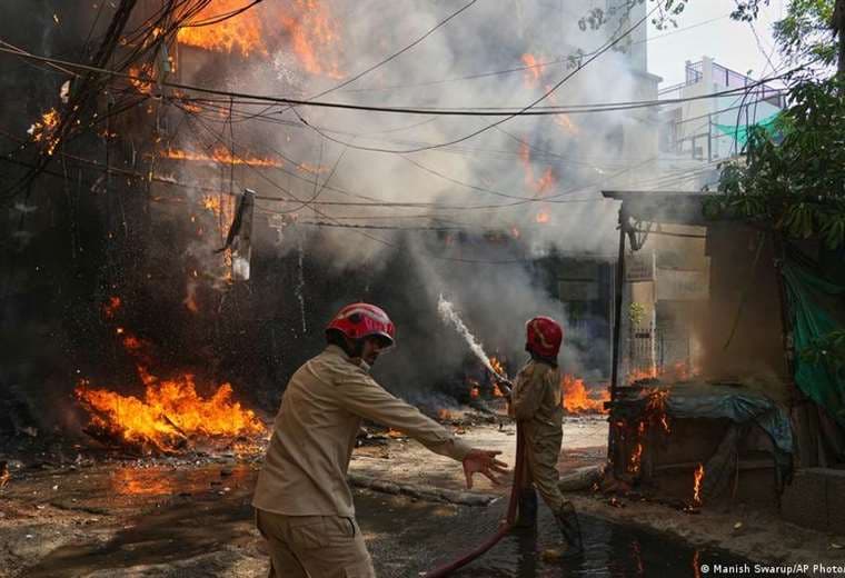 Al menos 21 muertos y 11 heridos en incendio en restaurante de Nueva Delhi
