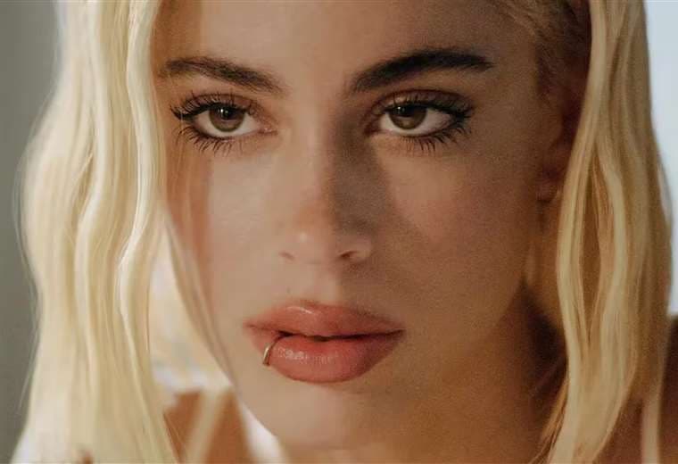 Cantante Tini Stoessel fue operada en una clínica de Buenos Aires