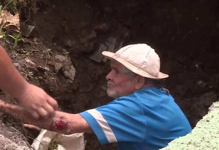 Hundimiento en Desamparados se “tragó” a señor de 76 años: “Me fui hasta las orejas”