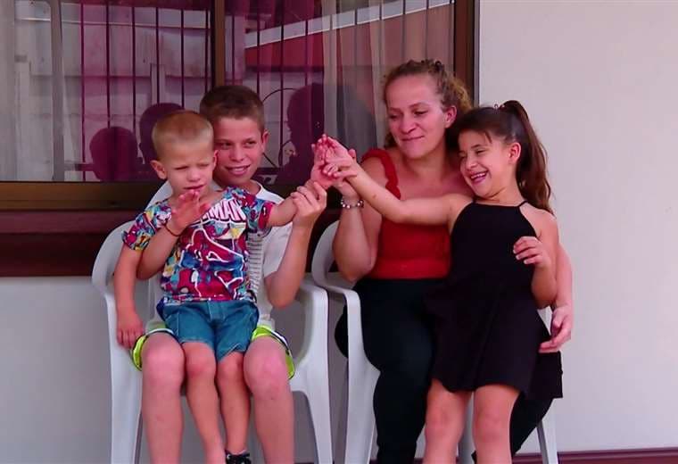 Esperanza bajo un nuevo techo: familia de Grecia cumple su anhelo con Sueño de Navidad