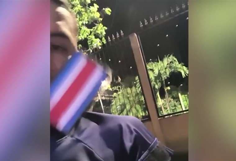 Investigan a supuesto policía que se grabó profanando la bandera de Costa Rica