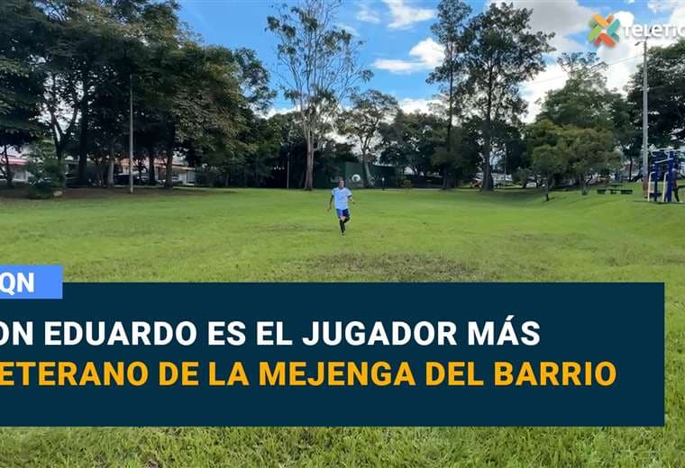 Don Eduardo es el jugador más veterano de la mejenga del barrio