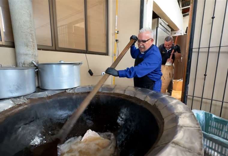 El padre chicharronero que prende la paila y el espíritu navideño