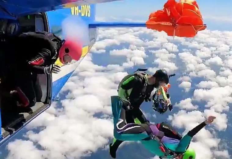 Imágenes dramáticas: paracaidista queda colgado de avión a 4.500 metros en Australia