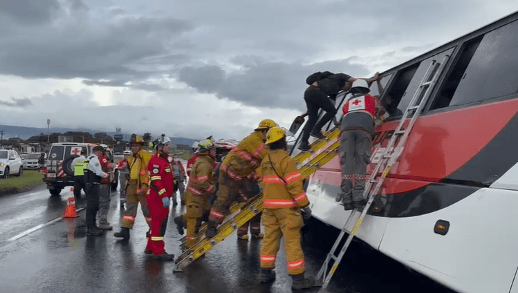 Bus se sale de la carretera y choca contra la malla del aeropuerto Juan Santamaría