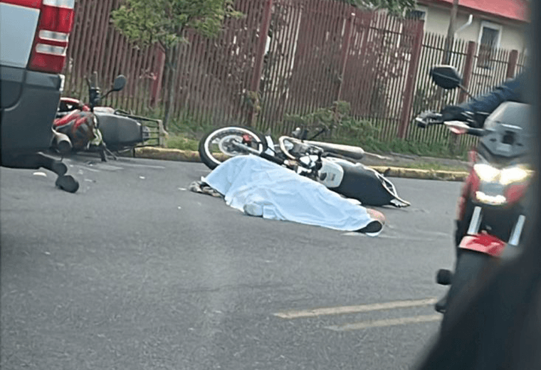 Motociclista muere tras ser atropellado por furgón en Tibás