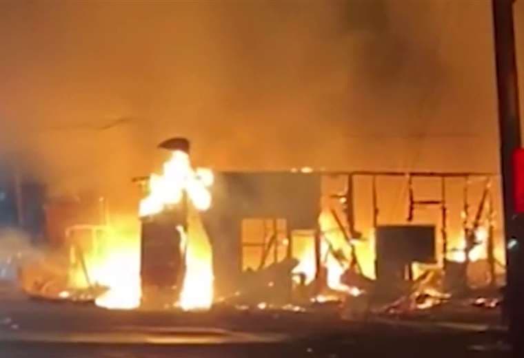 En menos de cinco minutos, fuego destruyó cuatro casas en Puntarenas