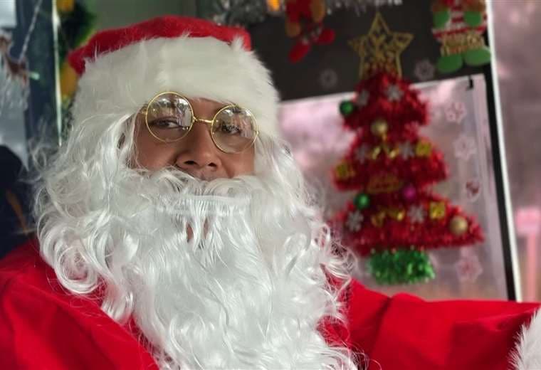 Bus navideño, moto-trineo y dos hombres decididos a alegrarle el día a medio país