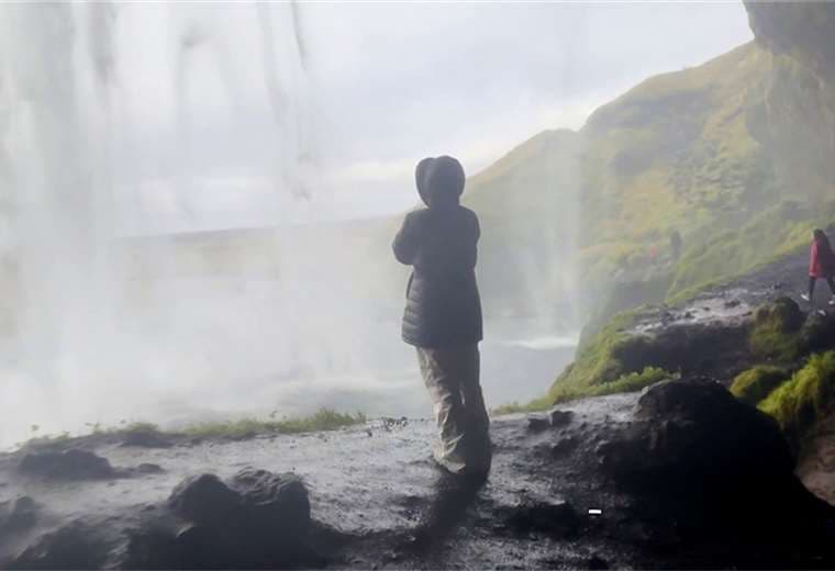 El salto de Seljalandsfoss, una cortina de agua que se recorre por dentro