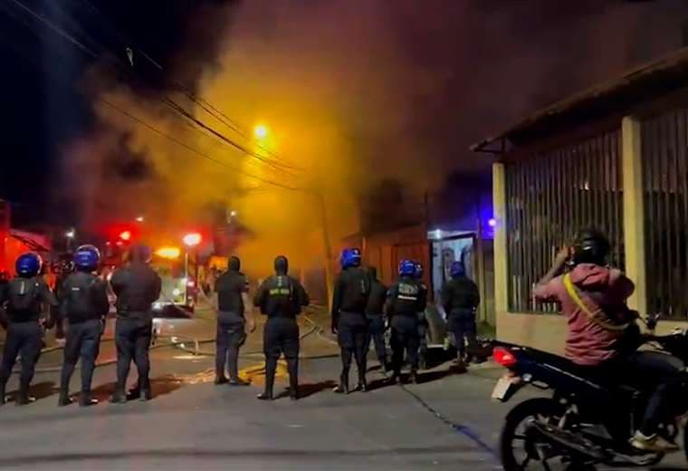 Incendio consume casa en Hatillo y afecta parcialmente otra