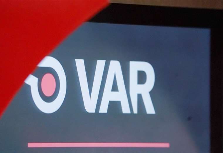 Polémica: analistas arbitrales difieren sobre posición oficial tras lesión de Mauricio Villalobos