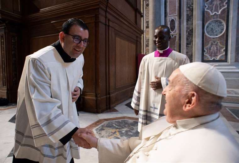 Cura tico tendrá rol clave en logística del funeral de papa Francisco