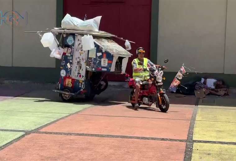 Este hombre recorre Limón en moto con sus pericos y sin decir una sola palabra