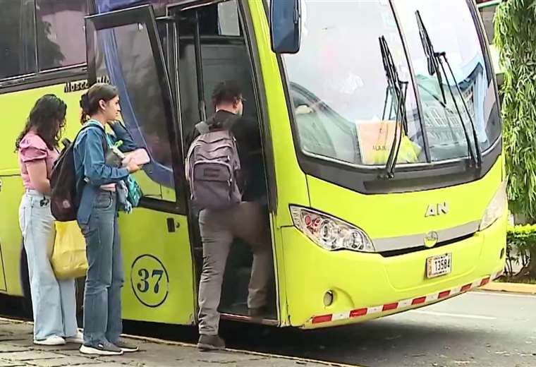 Gradas de buses: enemigas silenciosas de los adultos mayores