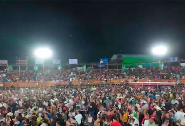 Santa Cruz da inicio a sus fiestas típicas con inauguración de la barrera