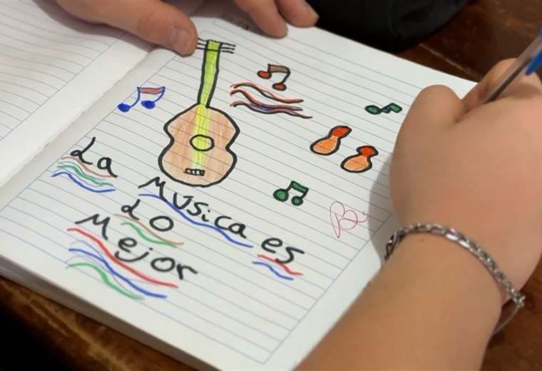 Esta Mini Comparsa llena las calles de Desamparados de ritmo y sueños