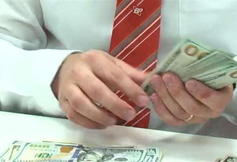 Precio de venta del dólar alcanza su nivel más bajo en 21 años