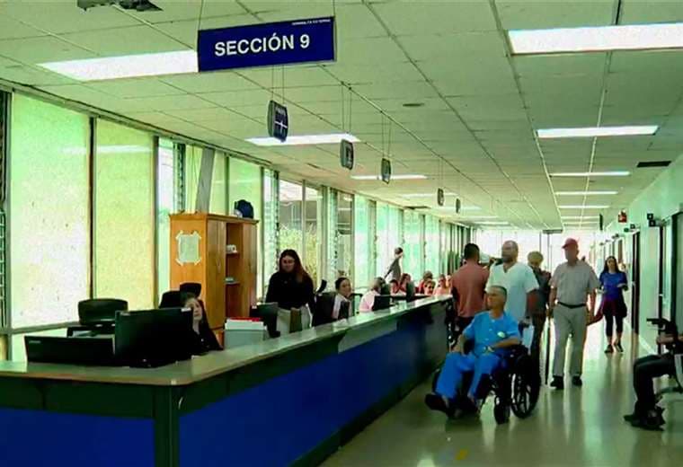 Adolescente en riesgo de quedar en silla de ruedas recibirá cita médica hasta 2050