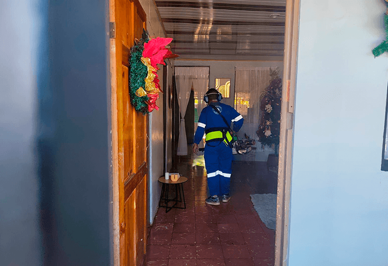 Salud fumiga Esparza tras detectar primer caso de chikungunya en nueve años