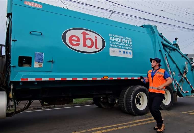 Una jornada en el camión que recoge lo que otros no quieren ver