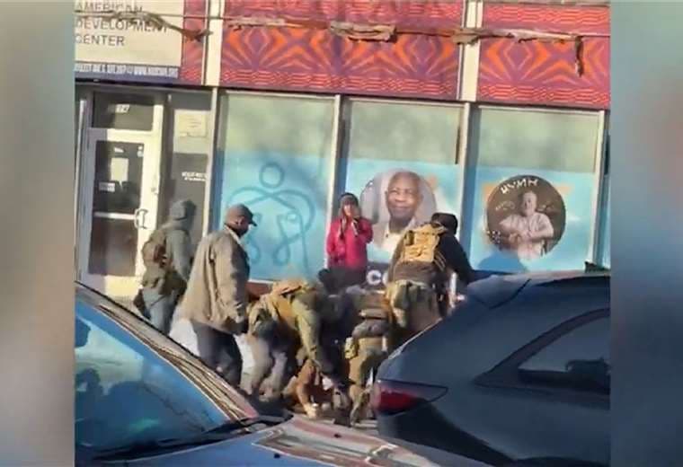 Video muestra el momento en que oficiales de migración asesinaron a hombre en Mineápolis