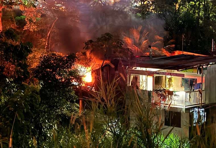 Incendio consume tres viviendas en Curridabat