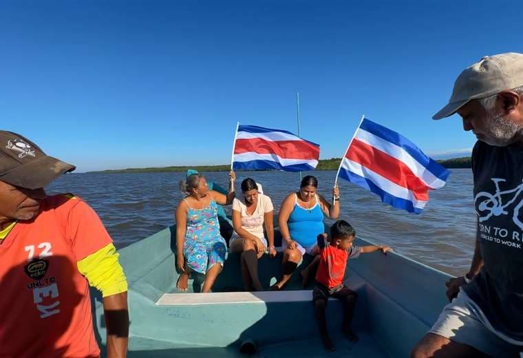 Cuando votar implica dejar el trabajo y navegar hasta las urnas