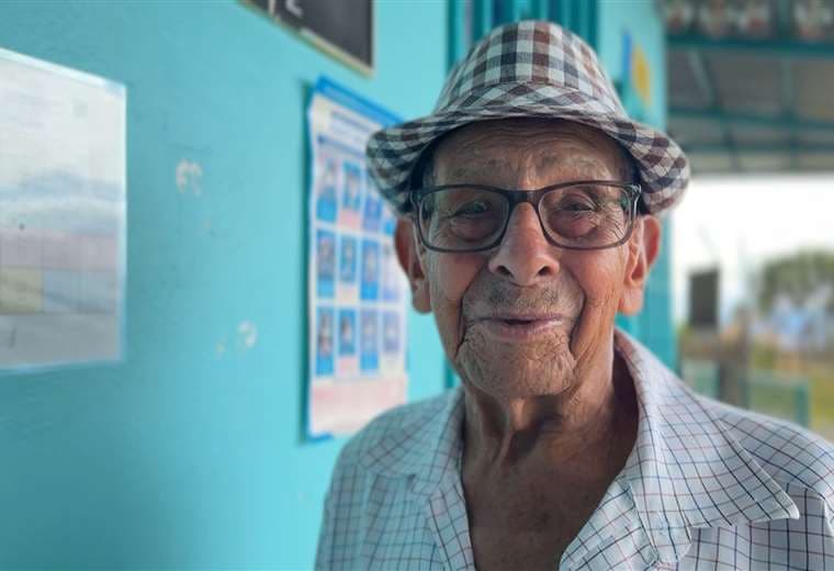 A los 100 años sigue votando y celebrando la democracia