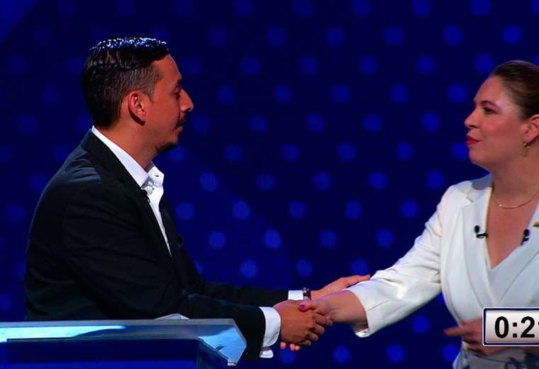 ¿Por qué Claudia Dobles le estrechó la mano a Ariel Robles durante 'El Debate Final'?