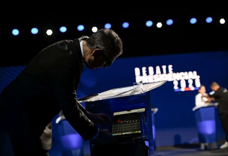 Pulseras, medallas religiosas y familia: el detrás de cámaras de ‘El Debate Final’