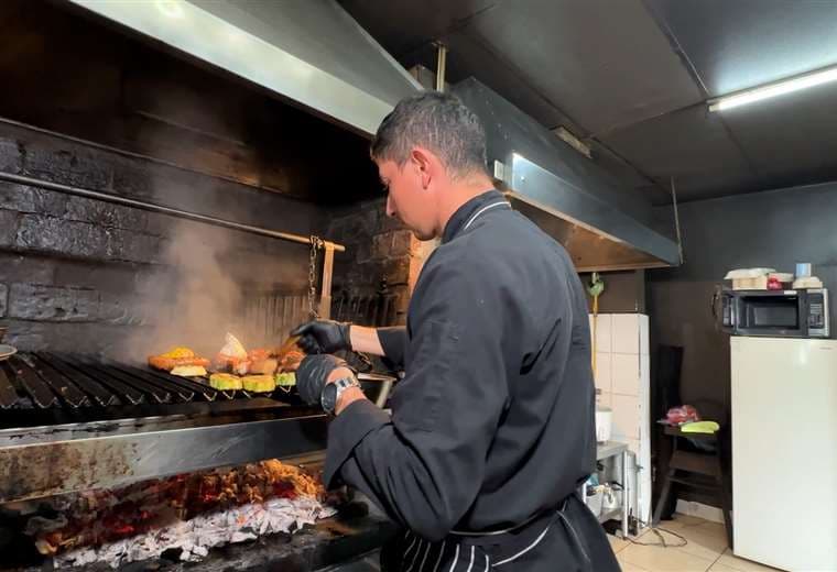 Don Francisco dejó los tribunales y encendió una parrilla que marcó su camino