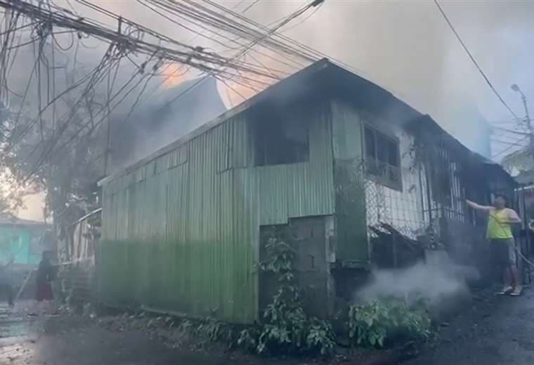 Incendio destruye por completo dos casas en San Antonio de Escazú