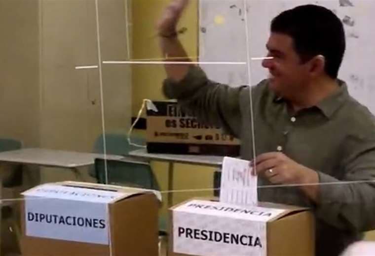 Álvaro Ramos, candidato del PLN, ya votó