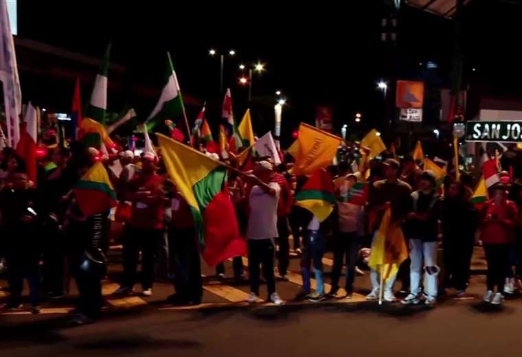 Cientos de personas se tiran a las calles en las horas previas a la elección