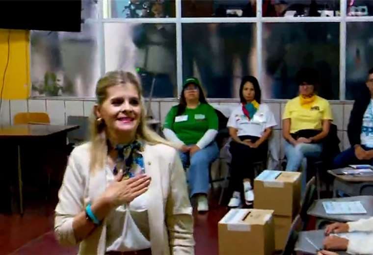 Laura Fernández, aspirante a la presidencia con Pueblo Soberano, emite su voto