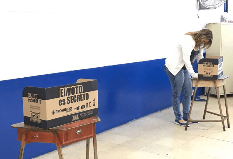 ¿Se puede entrar a votar con niños? Esto aclara el TSE