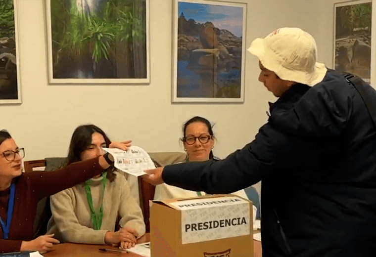 Viajes de horas y banderas tricolor: así votan los ticos en el extranjero